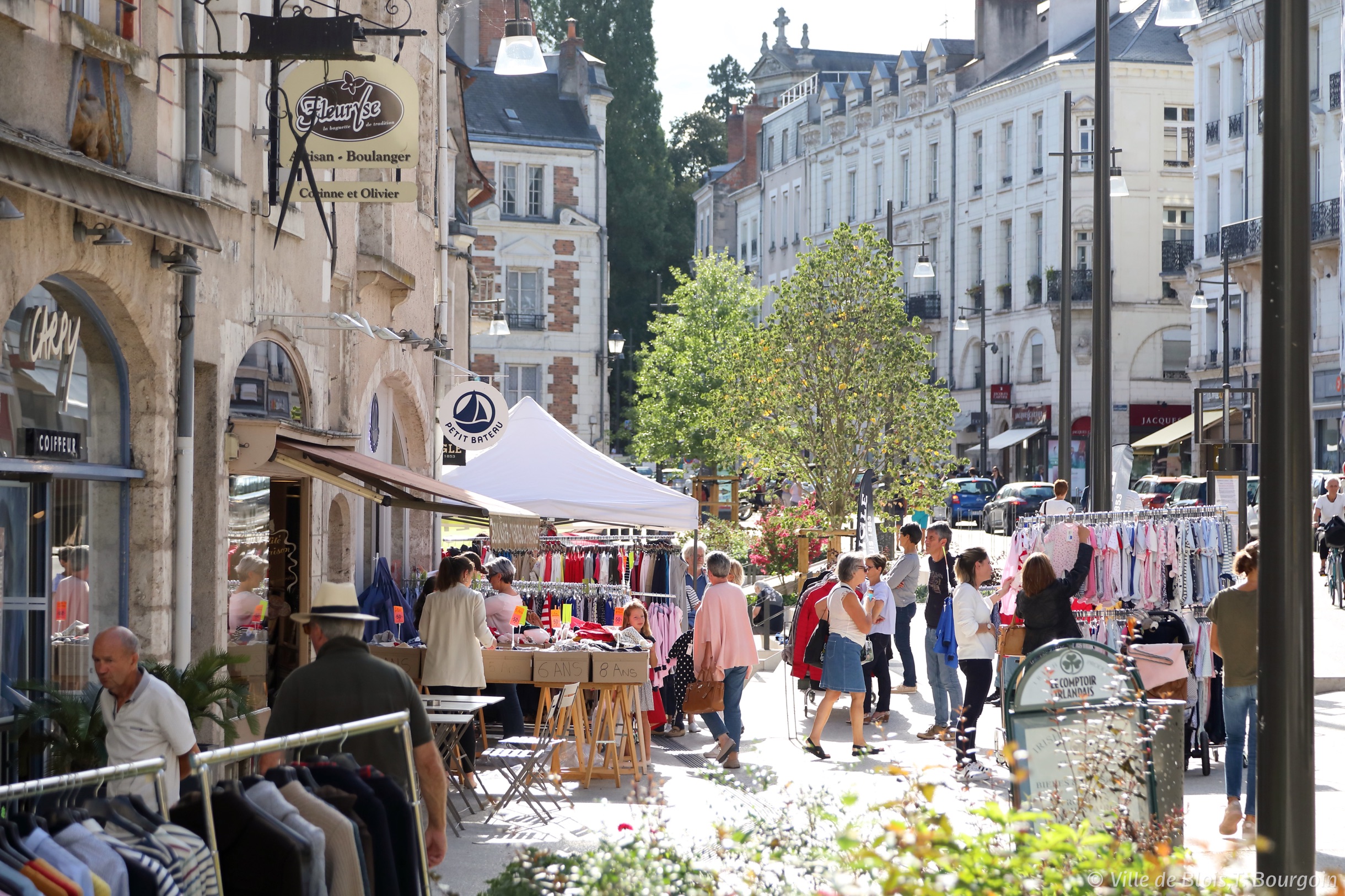 image représentant le centre ville de Blois pendant la braderie